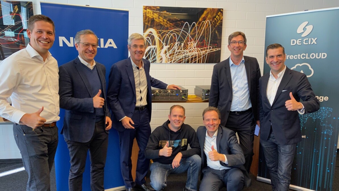 Nokia and DE-CIX teams celebrate the 800GE implementation